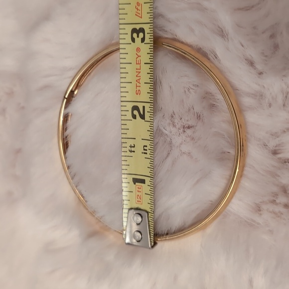 Vintage Gold Toned Bracelet With Engraved Vine Pattern - Picture 7 of 7